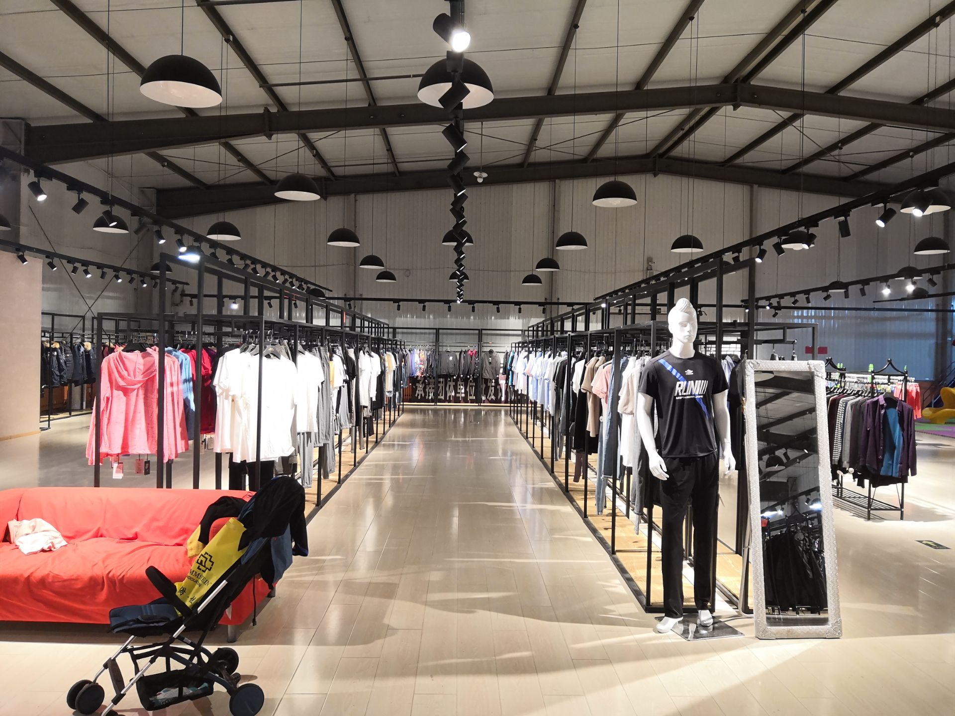 探索苏菲贝尔服装工厂店 高性价比与时尚潮流的不二之选